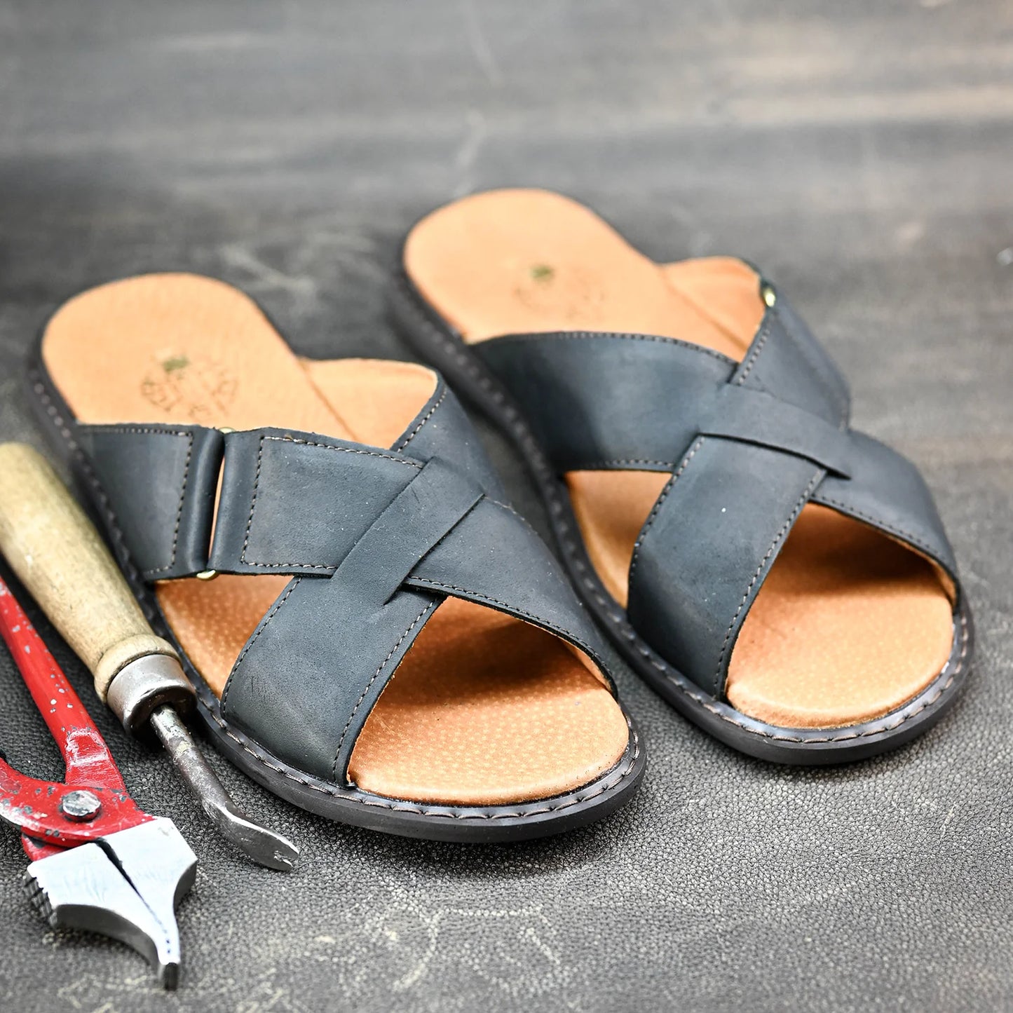 Black Leather Men’s Cross-Strap Slides – Nero | KarolShoes